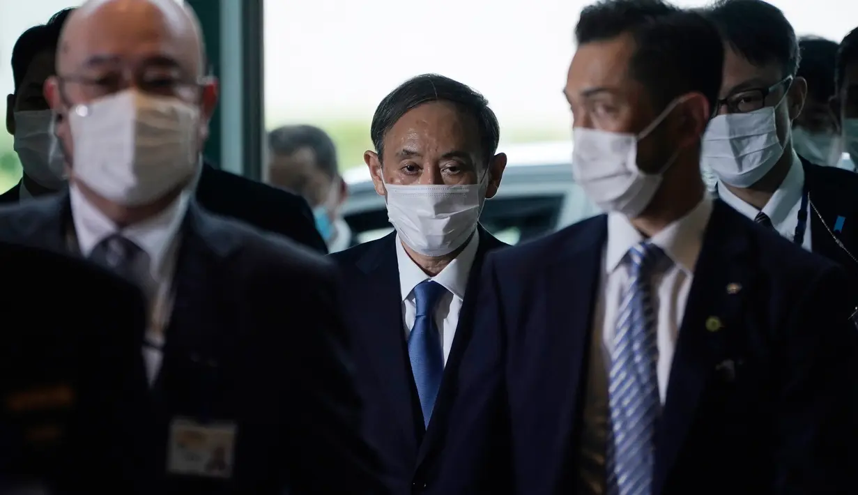 Perdana Menteri Jepang terpilih, Yoshihide Suga (tengah) tiba di kantor perdana menteri di Tokyo, Rabu (16/9/2020). Yoshihide Suga secara resmi terpilih sebagai perdana menteri Jepang dalam pemungutan suara parlemen, menggantikan Shinzo Abe yang mundur karena sakit. (AP Photo/Eugene Hoshiko)