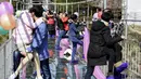 Sejumlah pasangan berciuman diatas sebuah jembatan kaca saat mengikuti kontes berciuman di Hari Valentine di Pingjiang, Provinsi Hunan, China (14/2). (STR / AFP)