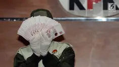 Petugas menunjukkan barang bukti berupa pecahan uang Dolar Singapura hasil OTT hakim Pengadilan Negeri Jakarta Selatan saat konferensi pers di gedung KPK, Jakarta, Rabu (28/11). Dalam kasus tersebut KPK menetapkan 5 tersangka. (Merdeka.com/Dwi Narwoko)