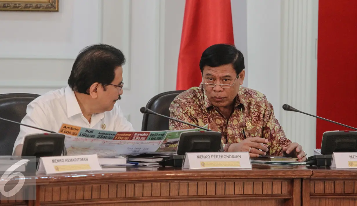 Sofyan Djalil (kiri) berdiskusi dengan Tedjo Edhy Purdijatno jelang sidang kabinet paripurna, Jakarta, Senin (6/7/2015). Sidang tersebut membahas Draft Nota Keuangan dan Postur RAPBN 2016 dan Persiapan Lebaran 2015. (Liputan6.com/Faizal Fanani)