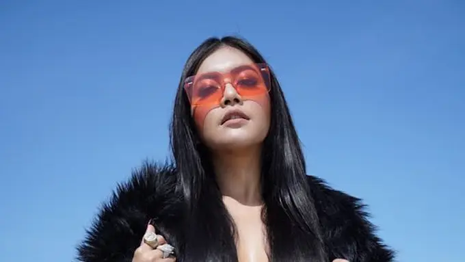 [Bintang] Seksi Bukan Main, Dandanan Denada Ini Bikin Mata Susah Kedip