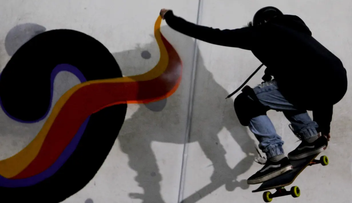 Beatriz (13) bermain skate dalam acara Girl Power Day di Sao Paulo, Brasil, Rabu (4/8/2021). Keberhasilan atlet muda Brasil Rayssa Leal (13) meraih medali perak Olimpiade Tokyo 2020 membuat perempuan muda di negaranya berharap menjadi bintang skateboard berikutnya. (AP Photo/Marcelo Chello)