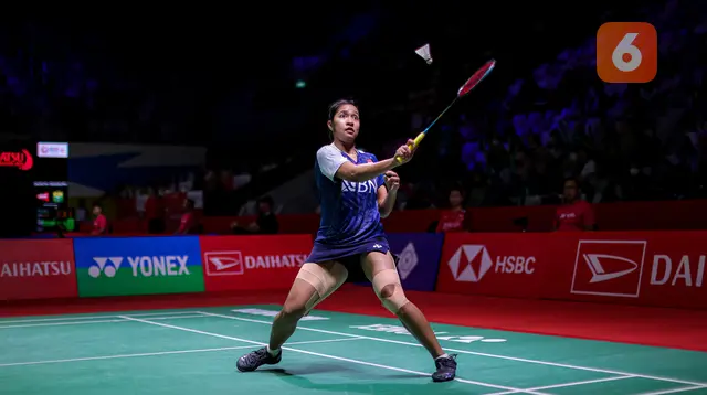 Tunggal putri Indonesia, Ester Nurumi Tri Wardoyo, saat melawan wakil Thailand, Pitchamon Opatniputh pada babak penyisihan Indonesia Masters 2024 di Istora Senayan, Selasa (23/1/2024). Ester menang dengan skor 21-12, 3-1. (Bola.com/Bagaskara Lazuardi)