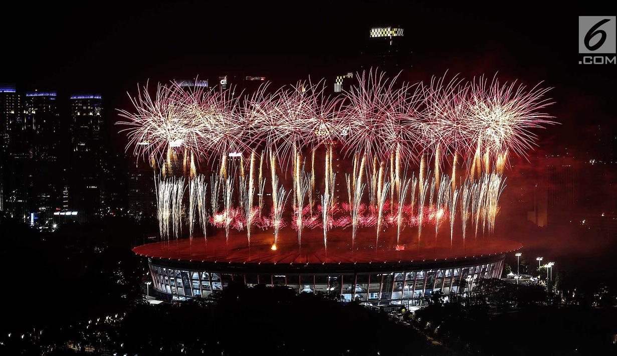 Pesta kembang api menyemarakkan upacara pembukaan Asian Games 2018 di Stadion Utama Gelora Bung Karno (SUGBK), Senayan, Jakarta, Sabtu (18/8). (Liputan6.com/JohanTallo)