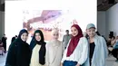 Gaya kasual edgy ala Zaskia Sungkar yang memadukan blus putih panjang-nya dengan celana denim bertekstur. Penampilannya dilengkapi dengan hijab dan boots warna cherry red. [@zaskiasungkar15].
