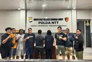 Pasangan kekasih sebagai pelaku buang bayi saat diamankan polisi (Liputan6.com/Ola Keda)