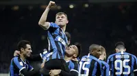 Gelandang Inter Milan, Nicolo Barella, melakukan selebrasi usai membobol gawang Fiorentina pada laga Coppa Italia  di Stadion San Siro, Rabu (29/1/2020). Inter Milan menang 2-1 atas Fiorentina. (AP/Luca Bruno)