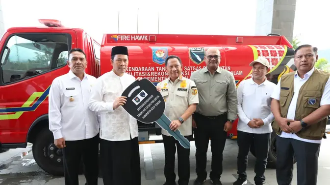 Tito Karnavian Serahkan Mobil Tangki Air 4.000 Liter untuk Aceh Tengah