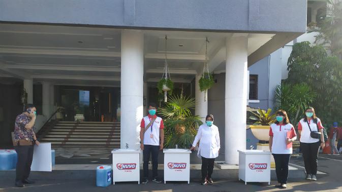 Acara penyerahan secara simbolik bantuan berupa sabun cair Nuvo sebanyak 700 liter dan wastafel portabel yang diserahkan langsung oleh Rebecca Tanoyo selaku Direktur PT Wings Surya di Balai Kota Surabaya, Selasa (31/3/2020).