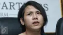 Istri komedian Aming, Evelyn memberi keterangan pers di kawasan Permata Hijau, Jakarta, Jumat (3/3). Evelyn mengaku tak mau bercerai dari Aming. (Liputan6.com/Herman Zakharia)