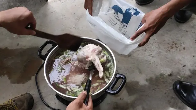 Usai bantai buaya di Konawe, TKA China memasak hewan reptil itu menjadi sop dan dalam bentuk potongan-potongan kecil.(Liputan6.com/foto BKSDA Sultra)