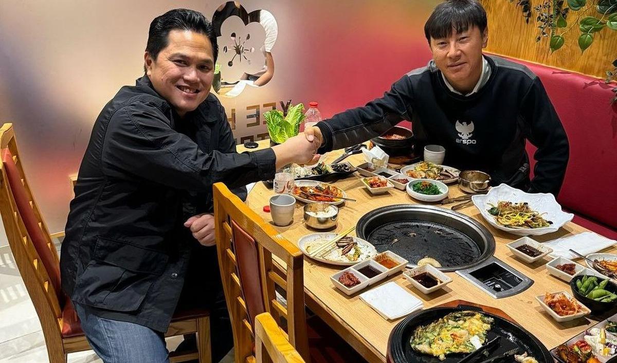 Sebelumnya, Shin Tae-yong telah berjabat tangan dengan Erick Thohir.&nbsp;