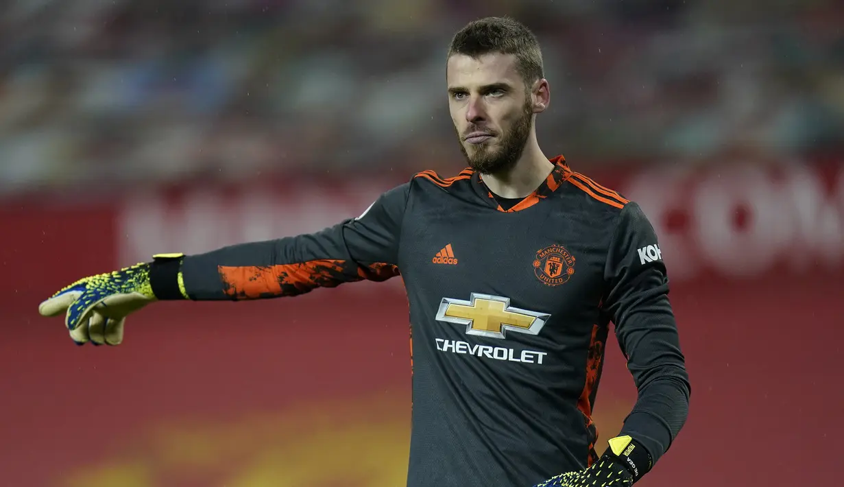 David de Gea. Kiper asal Spanyol yang bermain untuk Manchester United ini didatangkan dari Atletico Madrid pada awal musim 2011/2012. Musim ini, posisinya terusik oleh kedatangan Dean Henderson. Tiap pekan ia mendapat bayaran tertinggi di antara para kiper, 375 ribu pounds. (AFP/Tim Keeton/Pool)