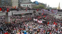 Pengunjuk rasa antikudeta berkumpul di persimpangan dekat Pagoda Sule di pusat kota Yangon, Myanmar, Senin (22/2/2021). Seorang mahasiswa bernama Kyaw Kyaw (23), mengaku khawatir dengan langkah pemerintah terhadap demo, tetapi dia juga marah atas apa yang terjadi. (AP Photo)