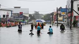 Pejabat berwenang di kedua negara pada 29 November 2024 mengatakan banjir telah menewaskan sedikitnya delapan orang. (MOHD RASFAN/AFP)