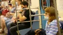 Para penumpang yang mengenakan masker duduk di kereta bawah tanah di Moskow, Rusia 23/6/2020). Rusia melaporkan 7.425 kasus COVID-19 dalam 24 jam terakhir, sehingga totalnya menjadi 599.705, demikian disampaikan pusat tanggap COVID-19 negara tersebut. (Xinhua/Alexander Zemlianichenko Jr)