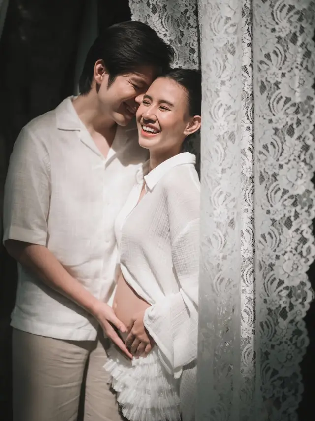 Serasi Berbusana Putih, Angga Yunanda dan Shenina Cinnamon Rayakan Calon Putra Pertama