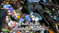 Tumpukan sampah di Air Terjun Pengempu, Tabanan, Bali. (dok. tangkapan layar video TikTok @dalephilipvlogs/https://www.tiktok.com/@dalephilipvlogs/video/7324146648907631904)