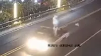 Video penampakan makhluk halus berupa pocong di mobil pikap yang melintas di Tanjakan Slumprit Kapanewon Patuk, Kabupaten Gunungkidul, membuat geger banyak orang. (Liputan6.com/ Dok @ceritagunungkidul)