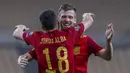 Striker Spanyol, Dani Olmo (belakang) merayakan gol yang dicetaknya ke gawang Kosovo bersama Jordi Alba dalam laga lanjutan Kualifikasi Piala Dunia 2022 Zona Eropa Grup B di La Cartuja Stadium, Sevilla, Rabu (31/3/2021). Spanyol menang 3-1 atas Kosovo. (AP/Miguel Angel Morenatti)