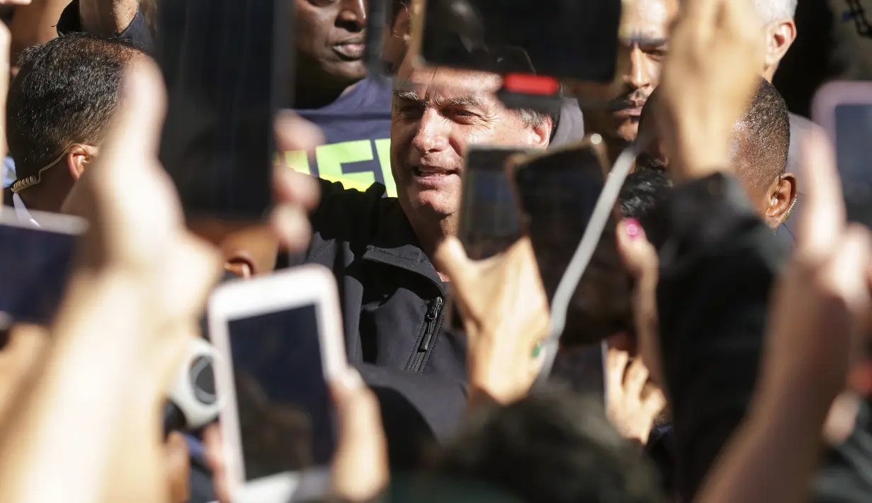 Bolsonaro, yang menjadi subjek dari beberapa investigasi yang dapat menghalangi upaya kembalinya dia ke dunia politik, tiba di ibu kota dengan pengamanan ketat. (AP Photo/Gustavo Moreno)