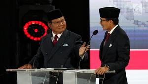 Capres dan Cawapres nomor urut 02 Prabowo Subianto-Sandiaga Uno berbincang saat mengikuti Debat Pilpres 2019 kelima di Jakarta, Sabtu (13/4). Debat kelima merupakan debat terakhir yang mengambil tema Ekonomi, Kesejahteraan Sosial, Keuangan dan Investasi. (Liputan6.com/Johan Tallo)