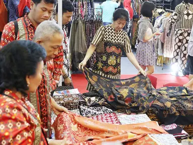 Pengunjung melihat kain batik dalam pameran Kriyanusa Dewan Kerajinan Nasional 2017, di JCC, Jakarta, Rabu (27/9). Acara ini digelar untuk memamerkan produk kerajinan dalam negeri. (Liputan6.com/Angga Yuniar)