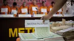 Barang bukti kasus tindak pidana pemalsuan materai dan pencucian uang dihadirkan saat rilis di Polda Metro Jaya, Jakarta, Rabu (20/3). Subdit 3 Sumdaling Ditreskrimsus Polda Metro Jaya menangkap sembilan tersangka. (Liputan6.com/Faizal Fanani)