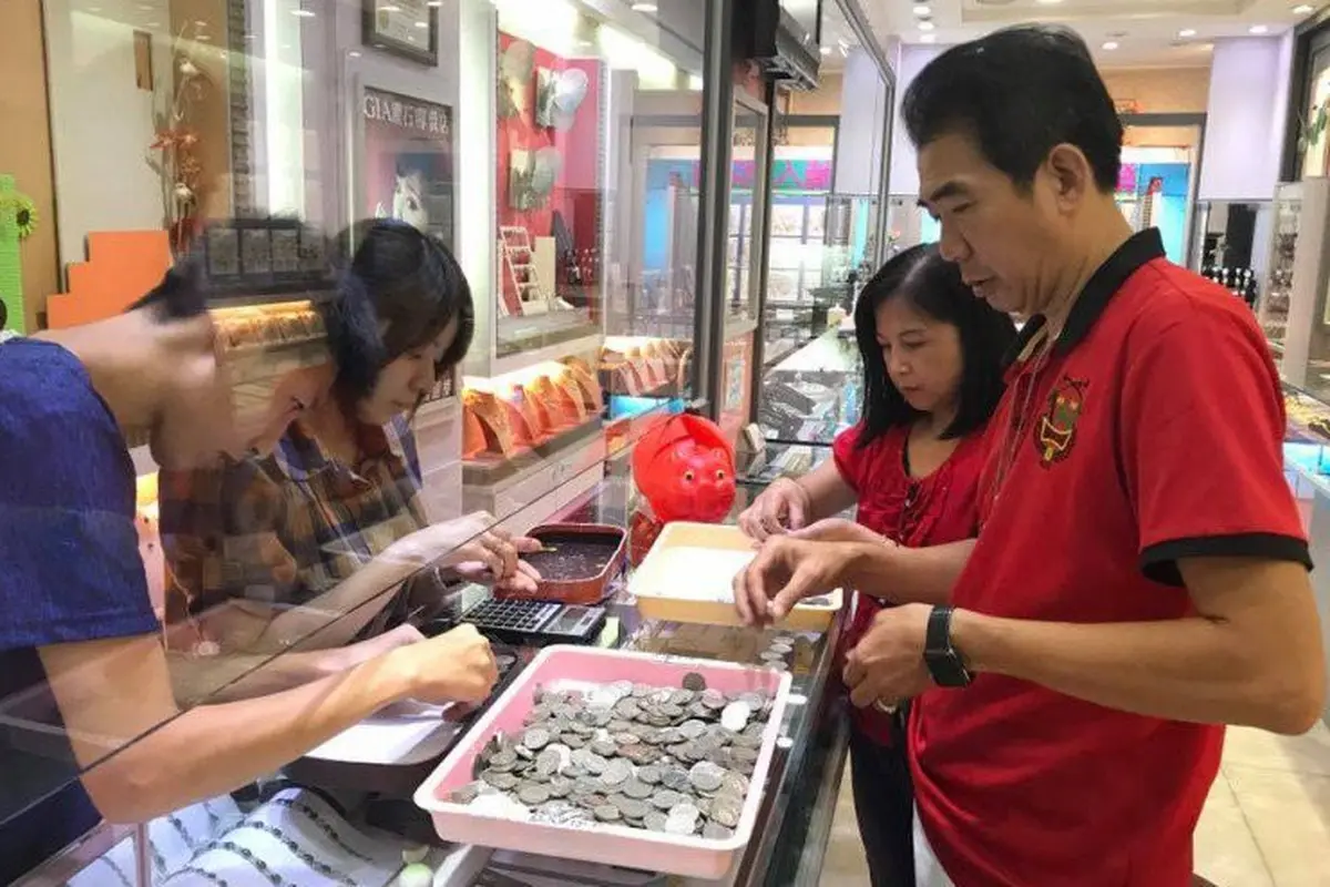 Demi Belikan Istri Hadiah, Suami Tabung Uang Koin Selama 2 Tahun
