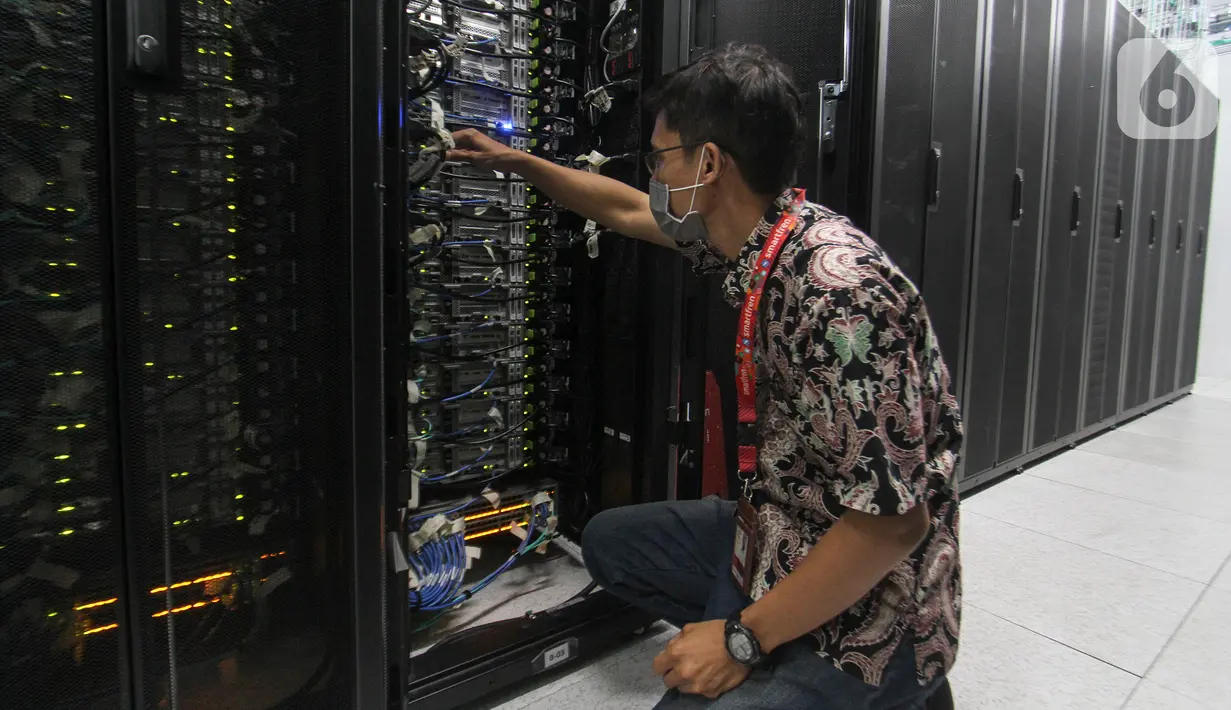 Teknisi melakukan pengecekan dan optimalisasi perangkat server di Smartfren BSD, Tangerang Selatan, Rabu (4/11/2020). Smartfren terus melakukan pemeliharaan dan optimasi guna memastikan pelanggan seiring dengan kebijakan pemerintah untuk bekerja dan sekolah dari rumah. (Liputan6.com/Pool)