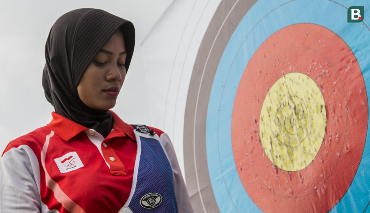 Pepanah Indonesia, Diananda Choirunisa, saat pemusatan latihan jelang Asian Games XVIII di Lapangan Panahan Senayan, Jakarta, Rabu (6/6/2018). Cabang panahan menargetkan satu medali emas pada Asian Games. (Bola.com/Vitalis Yogi Trisna)