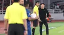 <p>Ekspresi kemarahan pelatih Timnas Indonesia, Shin Tae-yong terhadap pelatih Thailand, Alexandre Polking dalam laga matchday ketiga Grup A Piala AFF 2022 di Stadion Utama Gelora Bung Karno, Senayan, Jakarta, Kamis (29/12/2022) sore WIB. (Bola.com/Abdul Aziz)</p>