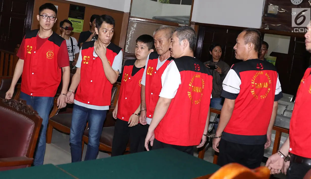 Terdakwa penyeludupan 1 ton sabu asal Taiwan bersiap menjalani sidang tuntutan di Pengadilan Negeri Jakarta Selatan, Rabu (7/3). Sidang kembali ditunda karena Jaksa Penuntut Umum (JPU) belum selesai menyusun tuntutan. (Liputan6.com/Immanuel Antonius)