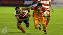 Penyerang PBFC, Rifal Laetori (kanan) berebut bola dengan M Rifad Marasabessy (Madura United) saat laga 8 besar PIala Presiden 2017 di Stadion Manahan Solo, Sabtu (25/2). PBFC unggul adu penalti 5-4 (0-0). (Liputan6.com/Helmi Fithriansyah)