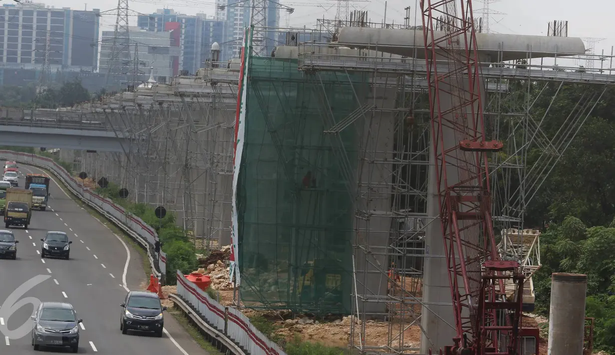 Kendaraan melintas di samping proyek Light Rail Transit (LRT), Jakarta Timur, Rabu (22/3). Mega proyek senilai Rp 22,5 triliun tersebut ditargetkan selesai dan siap beroperasi pada Mei 2019. (Liputan6.com/Immanuel Antonius)