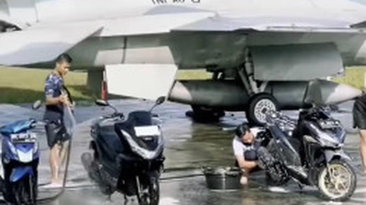 Bule Bingung Jet Tempur F-16 Indonesia Dicuci Anggota TNI AU Pakai Sabun