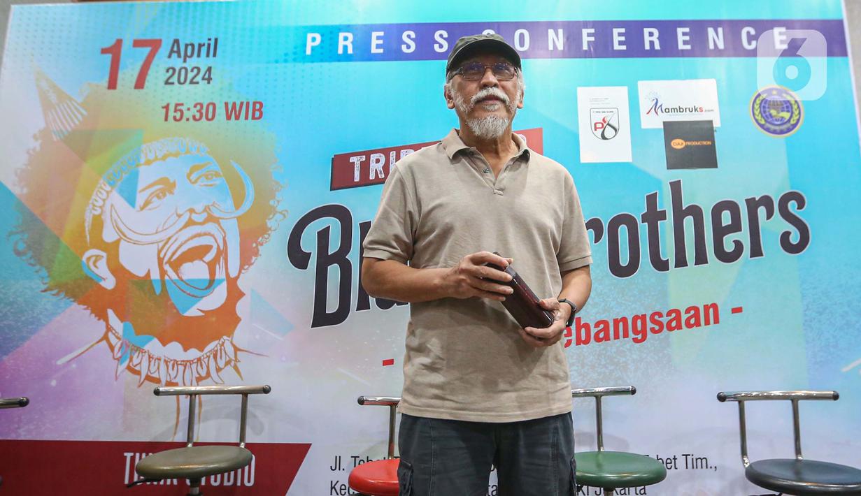 Penyanyi sekaligus Musisi, Iwan Fals berpose usai memberikan keterangan terkait Event Musical Concert Tribute To Black Brothers di Jakarta, Rabu (17/4/2024). (Liputan6.com/Angga Yuniar)