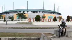 Pengendara motor menerobos beton pembatas di kawasan lingkar Stadion Pakansari, Kabupaten Bogor, Jawa Barat, Rabu (10/6/2020). Pemkab Bogor masih melakukan Pembatasan Sosial Berskala Besar (PSBB) secara proporsional hingga 2 Juli mendatang. (Liputan6.com/Helmi Fithriansyah)