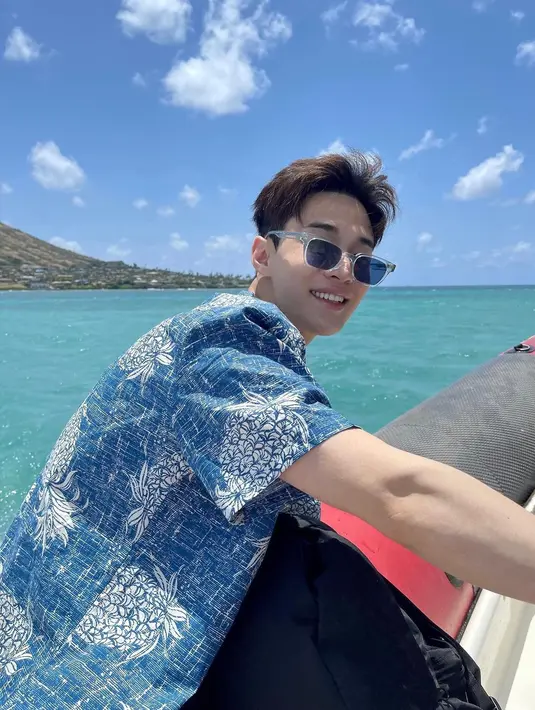 Henry Lau dengan kacamata hitamnya semakin terlihat lebih berkharisma dan macho. (FOTO: instagram.com/henryl89/)