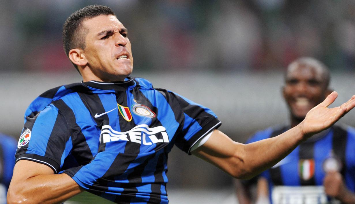 Lucio - Bek asal Brasil ini adalah salah satu pesepak bola yang telah memenangkan banyak trofi. Pemain yang telah malang melintang di klub top Eropa ini pernah menjuarai Piala dunia bersama Brasil tahun 2002 dan meraih treble winners bersama Inter Milan pada 2010. (AFP/Giuseppe Cacace)