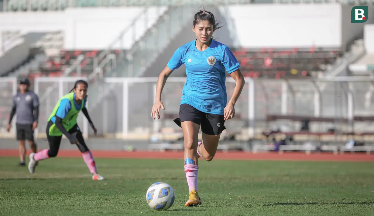 Fokus di dunia Sepak Bola tak membuat Zahra lupa akan pendidkan akademiknya. Pengagum Marta Viera itu tercatat merampungkan Sekolah Dasar hingga Sekolah Menengan Atas hanya dalam kurun 10 tahun. (Bola.com/Bagaskara Lazuardi)