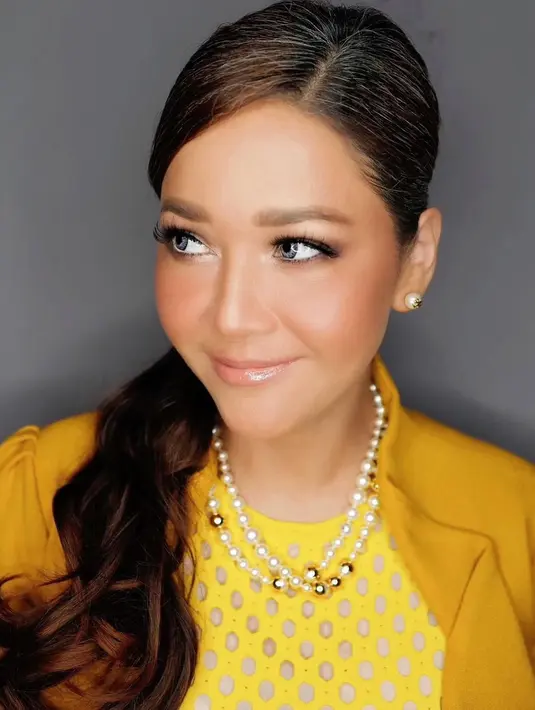 Model rambut side swept ponytail yang membuatnya terlihat anggun dan memesona dengan semburat rambut memutih yang bercahaya (Foto: Instagram @maiaestiantyreal)