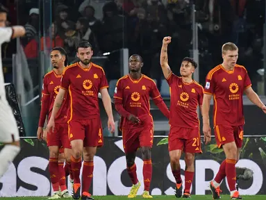 Penyerang Roma, Paulo Dybala (kedua kanan) melakukan selebrasi setelah mencetak gol penalti saat pertandingan sepak bola Serie A Italia melawan Torino di Stadion Olimpico, Roma, pada 26 Februari 2024. (Tiziana FABI/AFP)