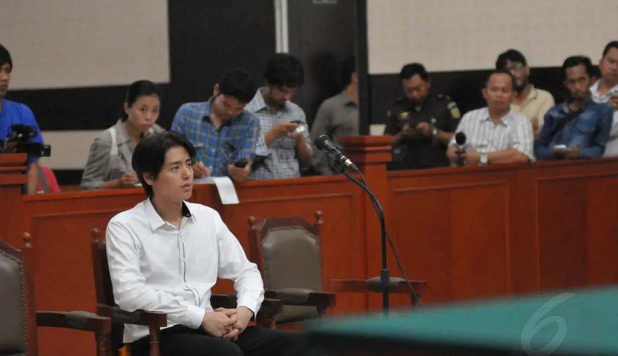 Roger Danuarta mengikuti persidangan lanjutan kasus penyalahgunaan narkoba di pengadilan Jakarta Timur, Senin (26/5/14). (Liputan6.com/Panji Diksana)