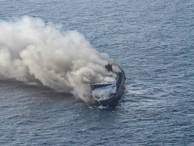 Kapal Mutiara Sentosa 2 terbakar di perairan Sumenep, Jawa Timur, Minggu (2/8/2026). (AFP/ Frida Perkasa)