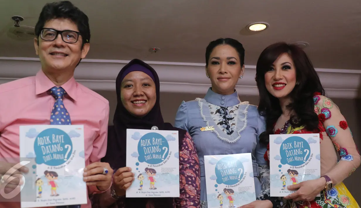 Buku Adik Bayi Datang Dari Mana? diharapkan bisa menjembatani orang tua dan anak ketika melakukan komunikasi yang tepat terkait organ reproduksi Jakarta, Selasa (19/4). (Liputan6.com/Herman Zakharia)