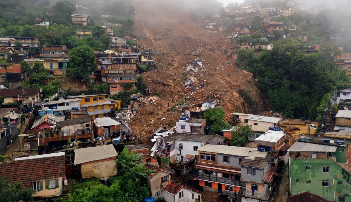 Pemandangan udara setelah tanah longsor di Petropolis, Brasil, 16 Februari 2022. Banjir skala besar menghancurkan ratusan properti dan merenggut sebanyak 34 nyawa di daerah tersebut. (Florian PLAUCHEUR/AFP)