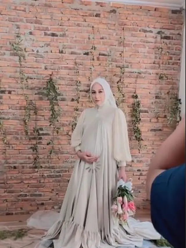 Jelang Melahirkan Anak Ketiga, Ini 6 Potret Maternity Shoot Nina Zatulini