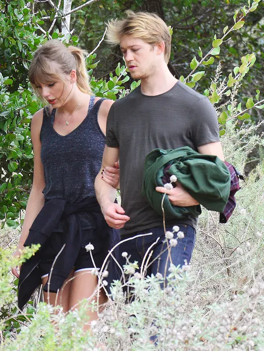 "Joe benar-benar memperlihatkan gaya hidup yang berbeda dan nilai privacy," ujar seorang sumber. (Splash News)