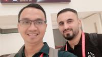 Jurnalis Bola.com, Hendry Wibowo, bertemu dengan jurnalis asal Irak, Rebin, saat meliput sesi&nbsp;latihan Timnas Portugal di Al Shahania Sports Club, Minggu (20/11/2022). (Bola.com/Hendry Wibowo)